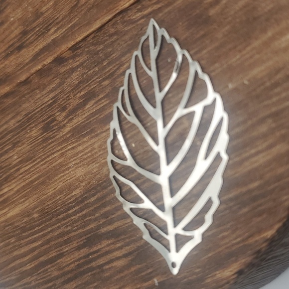 Jewelry - Silver toned floating filigree leaf pendant